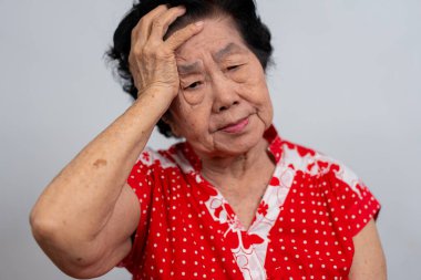 Bunalımlı Asyalı son sınıf öğrencisi kadın, yalnız, beyaz arka planda hayal kırıklığına uğramış ve hafızasını kaybetmiş. Yaşlı kadının portresi hasta depresyon hastalığı üzgün ve mutsuz, bunama, sağlık sorunları konsepti.