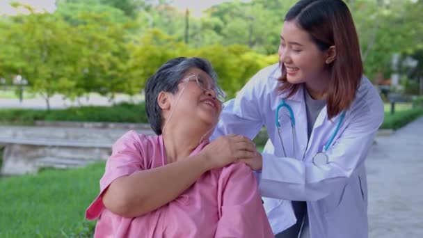 Cuidador Asiático Cuidadoso Médico Sostenga Paciente Mano Aliente Paciente Silla — Vídeos de Stock