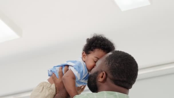Glad Afrikansk Man Leker Med Ett Litet Småbarn Vardagsrumssoffan Föräldrar — Stockvideo