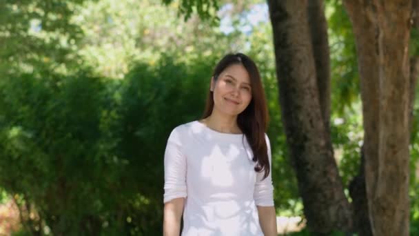 Mutlu Gülümseyen Güzel Asyalı Kadın Yüzünde Bir Gülümsemeyle Güpegündüz Parktaki — Stok video
