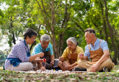 Bir grup Asyalı son sınıf öğrencisi, yaşlılarla ilgili yaşam tarzı kavramları olan yaşlı bir sağlık merkezinde kaktüs kapları ve eğlence etkinlikleri veya açık havada yapılan terapilerden hoşlanırlar.
