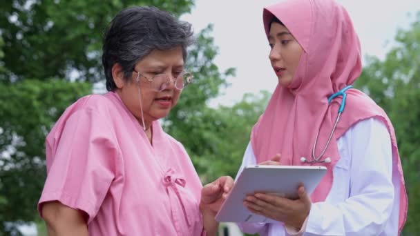 Cuidadores Médicos Musulmanes Cuidadosos Sostienen Tableta Para Explicar Las Directrices — Vídeos de Stock