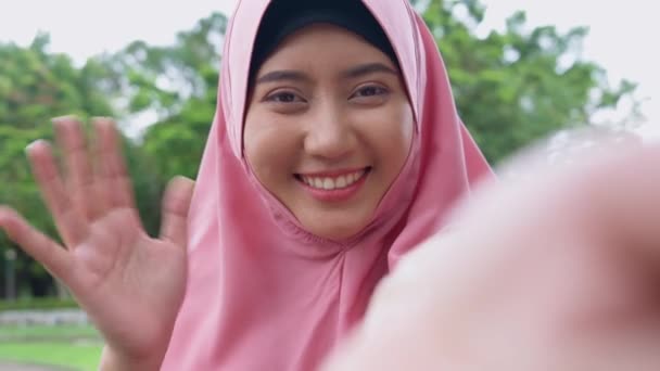 Крупним Планом Обличчя Веселої Молодої Жінки Покритої Хусткою Посміхається Відкритому — стокове відео