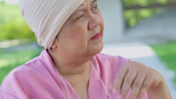 Traurig Sitzt Eine Krebskranke Seniorin Rollstuhl Und Weint Nach Einer — Stockvideo