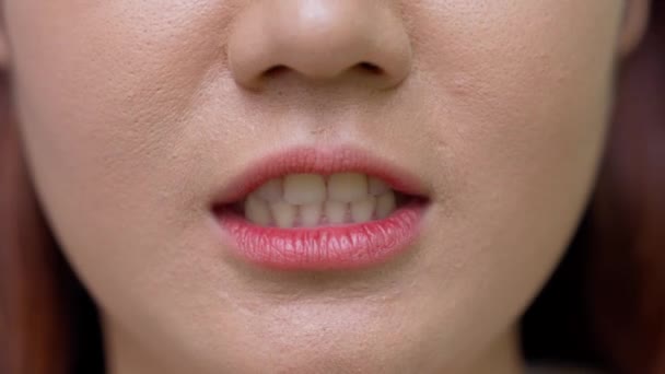 Close Tiro Mulheres Jovens Move Seus Lábios Falando Com Câmera — Vídeo de Stock