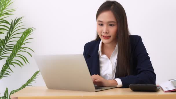 快乐的年轻亚洲女性创业者在收到成功的电子邮件后 开心而兴奋地微笑着与企业联系 快乐的女孩在工作场所 远程在线教育和工作 — 图库视频影像