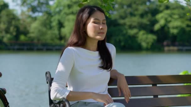 Glad Leende Söt Asiatisk Kvinna Med Ett Leende Läpparna Tittar — Stockvideo