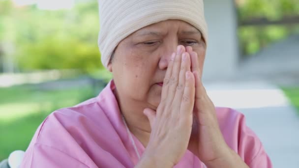 Triste Donna Anziana Persona Con Cancro Seduta Una Sedia Rotelle — Video Stock