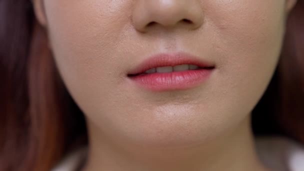 Gros Plan Jeunes Femmes Bouge Les Lèvres Parlant Avec Une — Video