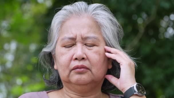 Smutna Starsza Kobieta Osoba Rakiem Siedząca Wózku Inwalidzkim Zestresowana Płacząca — Wideo stockowe