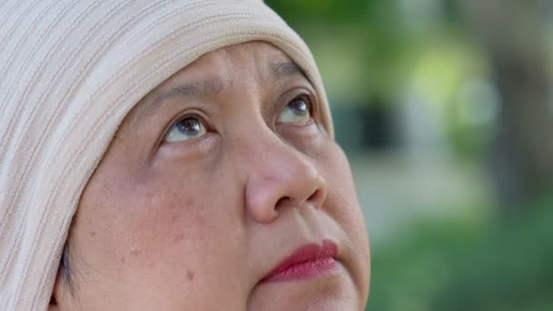 Triest Oudere Vrouw Persoon Met Kanker Zittend Een Rolstoel Stress — Stockvideo