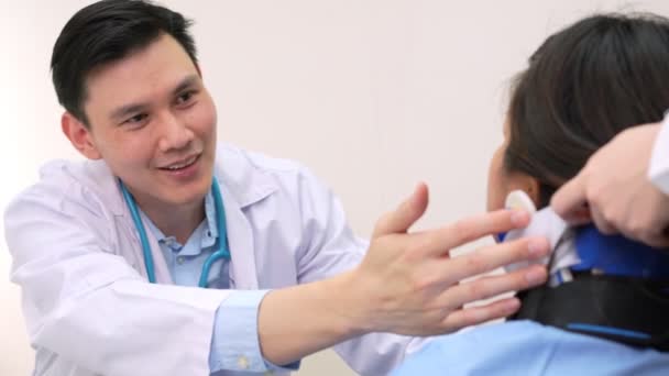 Dokter Muda Memeriksa Pasien Dengan Cedera Leher Yang Disebabkan Oleh — Stok Video