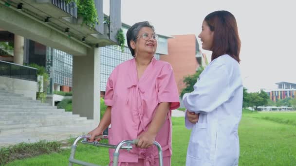 在医院公园照顾年老的亚洲病人的亚洲小心照顾者或医生 幸福退休的概念 从看护 储蓄和老年健康保险中获得照顾 老年人护理 — 图库视频影像