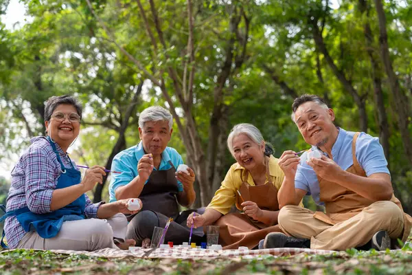 Bir grup Asyalı son sınıf öğrencisi, yaşlılarla ilgili yaşam tarzı kavramları olan yaşlı bir sağlık merkezinde kaktüs kapları ve eğlence etkinlikleri veya açık havada yapılan terapilerden hoşlanırlar.