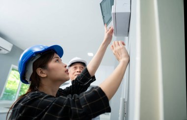 Üst düzey ev müfettişi ev kusurlarını kontrol ediyor ve genç mühendislere öğretiyor, müşteriye teslim etmeden önce. Genç mühendisler ev teftişini yaşlılar, gayrimenkuller ve yenileme konseptleriyle öğrenirler..