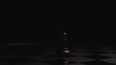 Satranç piyonları satranç masasında. Parlak ışıkla birlikte, bir Kuhn oldu. Değişiklik ve iyileştirme kavramı, iş geliştirme ve büyüme