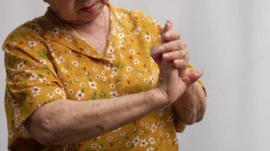 Yaşlı Asyalı kadın hastalar romatizma eklem iltihabından dolayı ellerindeki uyuşma ağrısından muzdarip. Son sınıf öğrencisi kadın bileği ağrıdığı için eline masaj yapıyor. Eklem ağrısı, romatizma eklem iltihabı ve el sorunları..