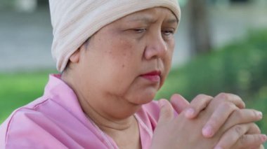 Üzgün, yaşlı ve kanserli bir kadın ve kişi tekerlekli sandalyede oturuyor, hastanede stres ve ağlamayla, kemoterapi ya da tedavi sonrası hayal kırıklığına uğruyor. Sağlık, yaşlılık bakımı ve sigorta