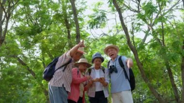 Son sınıf emeklilik aktivitesi, orman gezisinde mutlu kıdemli arkadaşlardan oluşan bir grup. Tatil sırasında cep telefonunda harita, pusula ve GPS aranıyor.