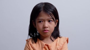 Asyalı bir Litter kızı, Conner 'da oturuyor ve bilinç kaybından sonra ağlıyor..