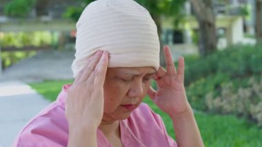 Üzgün, yaşlı ve kanserli bir kadın ve kişi tekerlekli sandalyede oturuyor, hastanede stres ve ağlamayla, kemoterapi ya da tedavi sonrası hayal kırıklığına uğruyor. Sağlık, yaşlılık bakımı ve sigorta