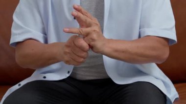 Yaşlı Asyalı erkek hastalar romatizma eklem iltihabından ellerindeki uyuşma ağrısından muzdarip. Son sınıflar eline bilek ağrısıyla masaj yapıyor. Eklem ağrısı, romatizma eklem iltihabı ve el sorunları..