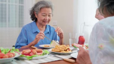 Bir grup neşeli, gri saçlı ve evde kahvaltı yapan son sınıf öğrencisi. Yaşlı, emekli kadın arkadaşlar bir tabak yemeğin tadını çıkarıyorlar, sıcaklık ve memnuniyet yayıyorlar. Emeklilik hayatının tadını çıkar.