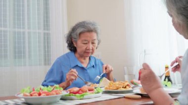 Bir grup neşeli, gri saçlı ve evde kahvaltı yapan son sınıf öğrencisi. Yaşlı, emekli kadın arkadaşlar bir tabak yemeğin tadını çıkarıyorlar, sıcaklık ve memnuniyet yayıyorlar. Emeklilik hayatının tadını çıkar.