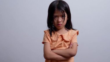 Asyalı bir Litter kızı, Conner 'da oturuyor ve bilinç kaybından sonra ağlıyor..