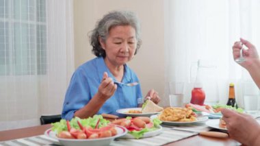 Bir grup neşeli, gri saçlı ve evde kahvaltı yapan son sınıf öğrencisi. Yaşlı, emekli kadın arkadaşlar bir tabak yemeğin tadını çıkarıyorlar, sıcaklık ve memnuniyet yayıyorlar. Emeklilik hayatının tadını çıkar.