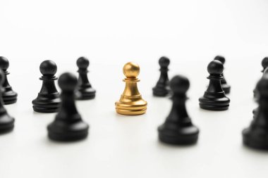 Altın Satranç piyonu diğer satrançların etrafında olmak için bir lider kavramının iş oyunlarında kazanmak için cesaret, liderlik ve iş vizyonuna sahip olması ve meydan okuması gerekir.