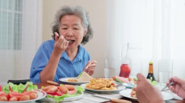 Bir grup neşeli, gri saçlı ve evde kahvaltı yapan son sınıf öğrencisi. Yaşlı, emekli kadın arkadaşlar bir tabak yemeğin tadını çıkarıyorlar, sıcaklık ve memnuniyet yayıyorlar. Emeklilik hayatının tadını çıkar.