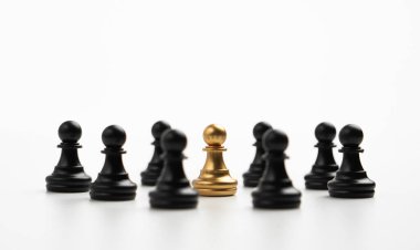 Altın Satranç piyonu diğer satrançların etrafında olmak için bir lider kavramının iş oyunlarında kazanmak için cesaret, liderlik ve iş vizyonuna sahip olması ve meydan okuması gerekir.