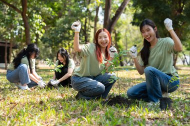 Gönüllüler, bakım ve takım çalışması yoluyla sorumluluk ve kararlılık göstererek, gelecek nesiller için doğanın korunmasında sürdürülebilirliği sağlamak için çaba ve işbirliğini birleştirirler..