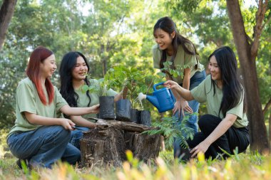 Gönüllüler, bakım ve takım çalışması yoluyla sorumluluk ve kararlılık göstererek, gelecek nesiller için doğanın korunmasında sürdürülebilirliği sağlamak için çaba ve işbirliğini birleştirirler..