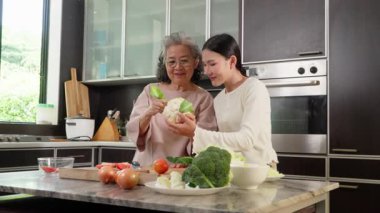Mutfakta, bir kız ve yaşlı annesi yemek pişirme yoluyla özel bir bağ kurarlar. Bakımları aile değerlerini yansıtıyor, emeklilik yaşam tarzında bir bakıcı rolünü gösteriyor.