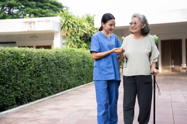 Asyalı bakıcılar yaşlılara şefkat göstererek kaliteli yaşlı bakımı sağlıyorlar. Hizmetleri sağlık ve refahı destekler ve emekliler için huzurevlerindeki kararlılığı yansıtır..