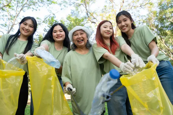 Gönüllüler, plastiği geri dönüştürmek ve dost toplum yaratmak için birlikte çalışarak sosyal sorumluluk gösteriyorlar. Takım çalışmaları gelecek nesiller için sürdürülebilir çevrenin desteklenmesine yardımcı oluyor. Gönüllü kavramı