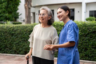 Asyalı bakıcılar yaşlılara şefkat göstererek kaliteli yaşlı bakımı sağlıyorlar. Hizmetleri sağlık ve refahı destekler ve emekliler için huzurevlerindeki kararlılığı yansıtır..