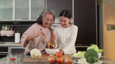 Mutfakta, bir kız ve yaşlı annesi yemek pişirme yoluyla özel bir bağ kurarlar. Bakımları aile değerlerini yansıtıyor, emeklilik yaşam tarzında bir bakıcı rolünü gösteriyor.