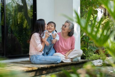 Çok nesilli bir aile evde toplanıyor, sevgi ve mutluluğu yürekten bir portrede paylaşıyorlar. Anne ve kızı çocukluk anılarını birlikte yaşatarak nesiller boyu bağlarını güçlendirirler.