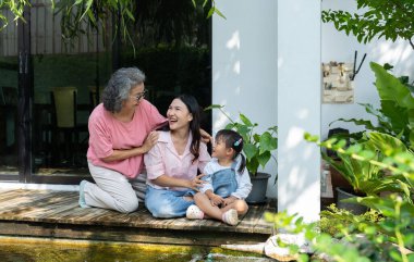 Çok nesilli bir aile evde toplanıyor, sevgi ve mutluluğu yürekten bir portrede paylaşıyorlar. Anne ve kızı çocukluk anılarını birlikte yaşatarak nesiller boyu bağlarını güçlendirirler.