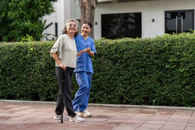 Asyalı bakıcılar yaşlılara şefkat göstererek kaliteli yaşlı bakımı sağlıyorlar. Hizmetleri sağlık ve refahı destekler ve emekliler için huzurevlerindeki kararlılığı yansıtır..