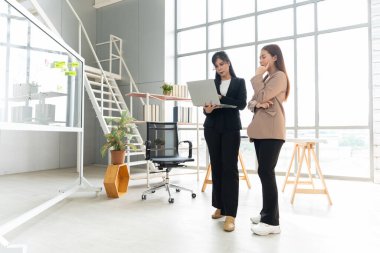 Girişimciler, girişimleri için yenilikçi fikirleri şekillendirerek beyin fırtınası tartışmalarına girişirler. Takım çalışması ve işbirliği ortaklığı güçlendirir, iş dünyasının liderliğini başarıya taşır.