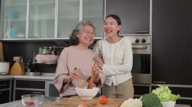 Mutfakta, bir kız ve yaşlı annesi yemek pişirme yoluyla özel bir bağ kurarlar. Bakımları aile değerlerini yansıtıyor, emeklilik yaşam tarzında bir bakıcı rolünü gösteriyor.