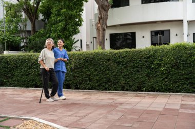 Asyalı bakıcılar yaşlılara şefkat göstererek kaliteli yaşlı bakımı sağlıyorlar. Hizmetleri sağlık ve refahı destekler ve emekliler için huzurevlerindeki kararlılığı yansıtır..