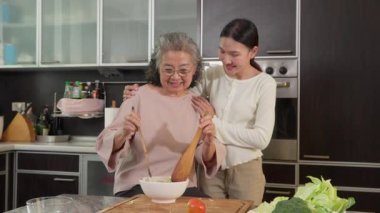 Mutfakta, bir kız ve yaşlı annesi yemek pişirme yoluyla özel bir bağ kurarlar. Bakımları aile değerlerini yansıtıyor, emeklilik yaşam tarzında bir bakıcı rolünü gösteriyor.