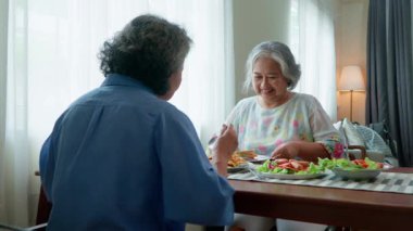 Bir grup neşeli, gri saçlı ve evde kahvaltı yapan son sınıf öğrencisi. Yaşlı, emekli kadın arkadaşlar bir tabak yemeğin tadını çıkarıyorlar, sıcaklık ve memnuniyet yayıyorlar. Emeklilik hayatının tadını çıkar.