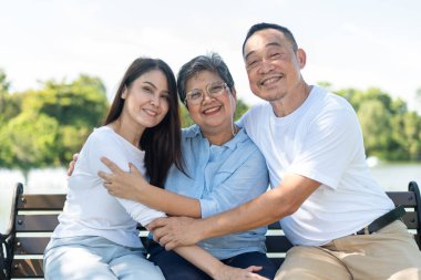 Kız, büyük annesine sevgiyle destek olur. Mutluluk ve özenle dolu güzel bir aile portresi çeker. Güçlü ilişkileri sevgi dolu anılar yaratıyor, aile sıcaklığını kutluyor.