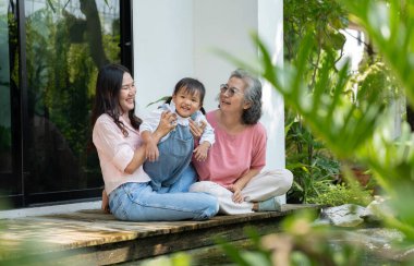 Çok nesilli bir aile evde toplanıyor, sevgi ve mutluluğu yürekten bir portrede paylaşıyorlar. Anne ve kızı çocukluk anılarını birlikte yaşatarak nesiller boyu bağlarını güçlendirirler.